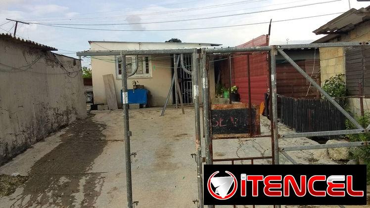 Se vende la casa con todo lo que tiene dentro ojo (menos la moto)