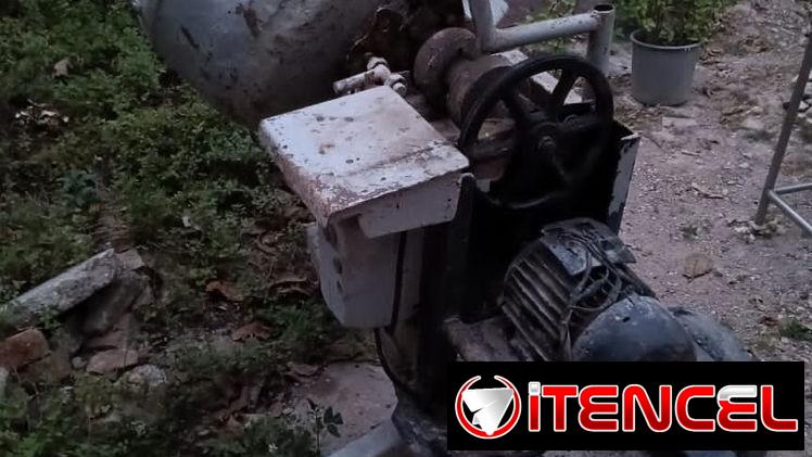 Se vende concretera ( trompo) motor de 220v  en 800 usd se escuchan ofertas con dinero en mano