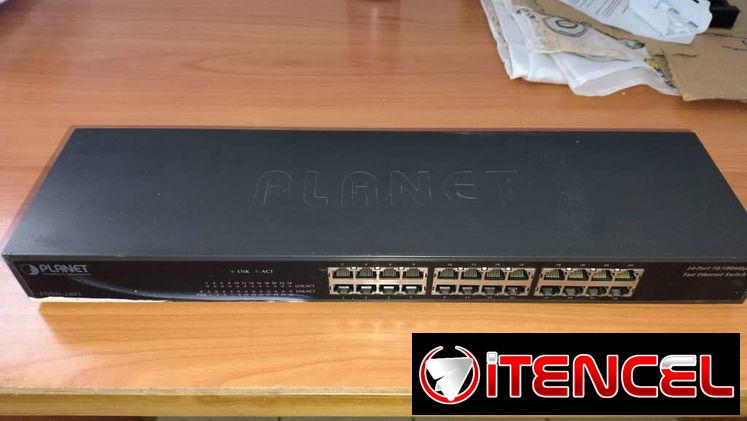 Switch de RED LAN marca Planet 24 puertos + 2 rollos de cables de red