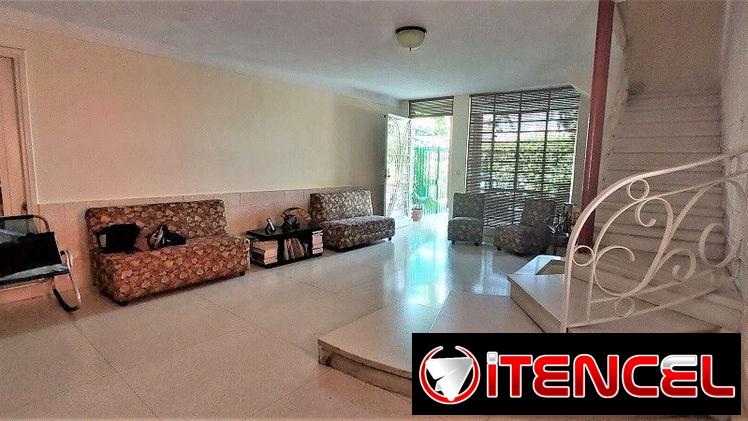 Casa de 4/4 c/terreno, amueblada, en la Víbora (VB-42)