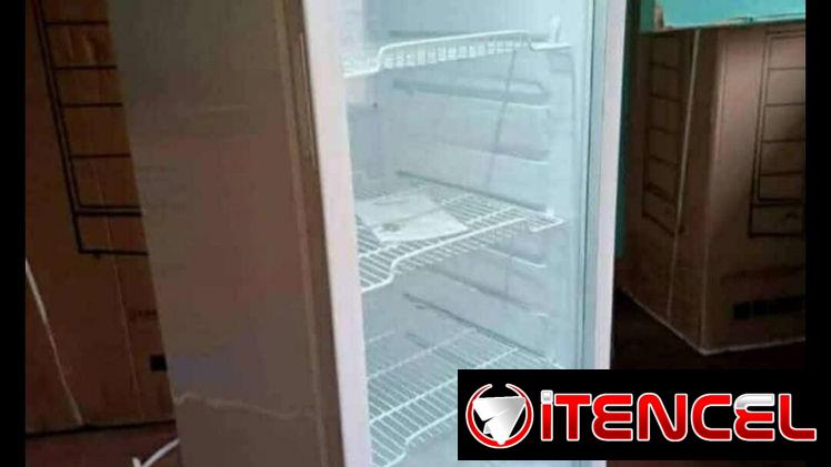 NEVERA EXHIBIDORA VERTICAL,8.5 PIES 500 USD