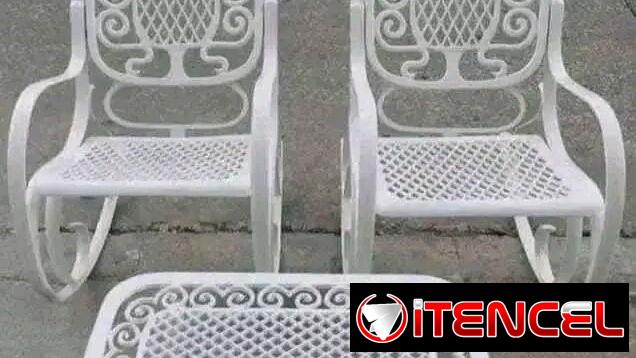 Pareja de sillones tradicionales con mesita de centro