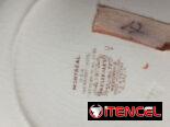 Plato vintage Wedgwood “Montreal – Wellesley”, hermoso diseño en relieve, delicado centro floral, pequeña mari