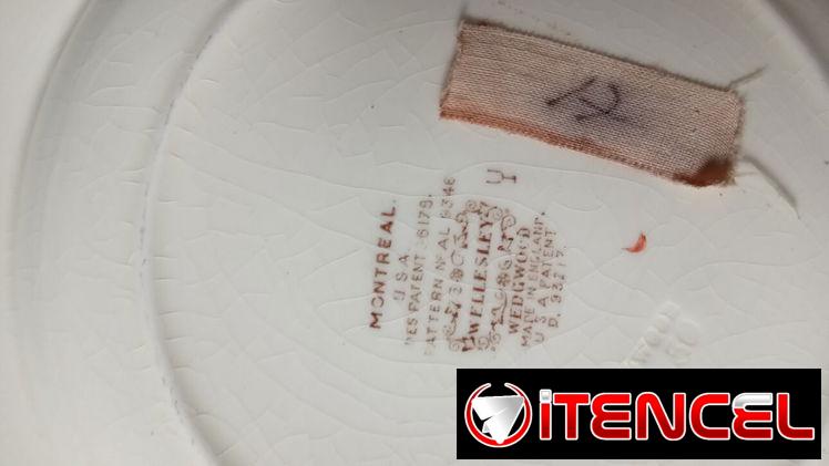 Plato vintage Wedgwood “Montreal – Wellesley”, hermoso diseño en relieve, delicado centro floral, pequeña mari