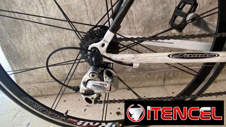 Bicicleta de ruta de aluminio y fibra de carbono