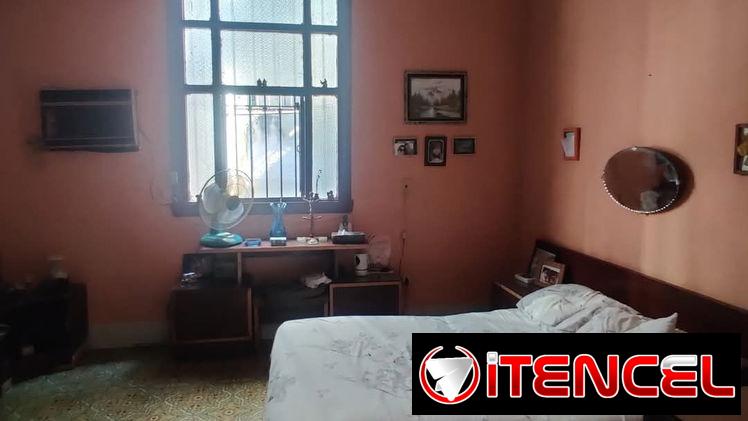 Vivienda amplia en altos, cercana a 23 y G . Vedado !!!