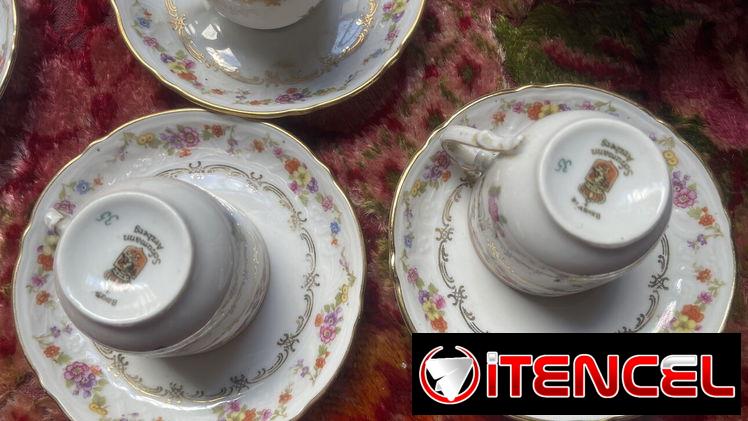 Juego antiguo de tazas de porcelana
