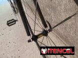 Bicicleta de ruta de fibra de carbono y aluminio