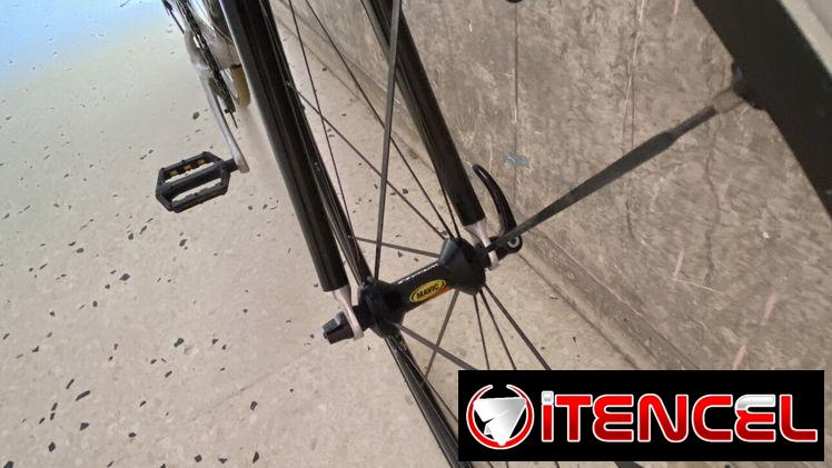 Bicicleta de ruta de fibra de carbono y aluminio