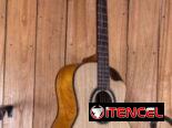 Guitarra con forma personalizada: tapa de glelina, fondo y aros de yaca.
