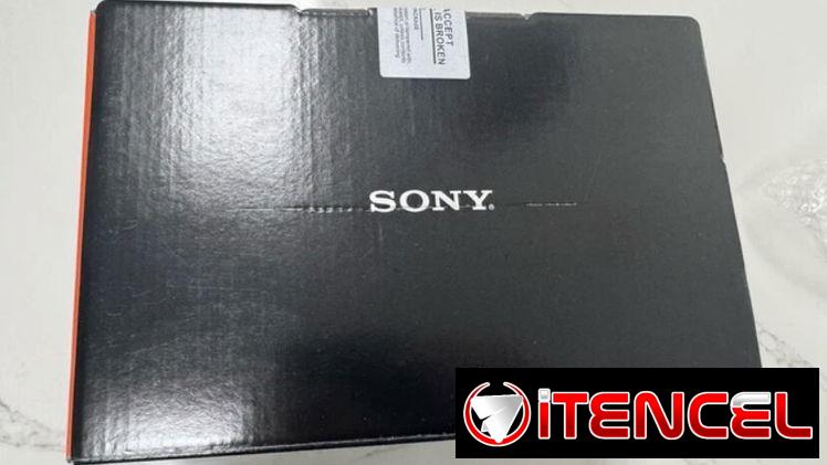 Solo el cuerpo de la cámara digital sin espejo Sony A7RV, completamente nueva.