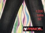 Mono pantalón color  rojo DOCCE GABBNA talla S de mujer y pitusa  azul claro  de  mujer talla 32.