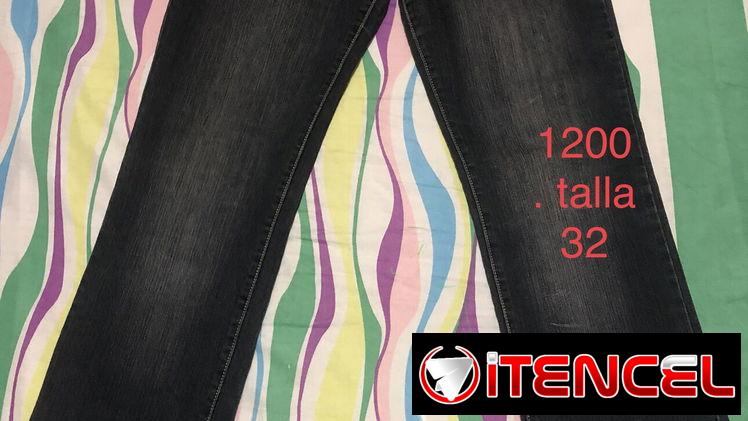 Mono pantalón color  rojo DOCCE GABBNA talla S de mujer y pitusa  azul claro  de  mujer talla 32.