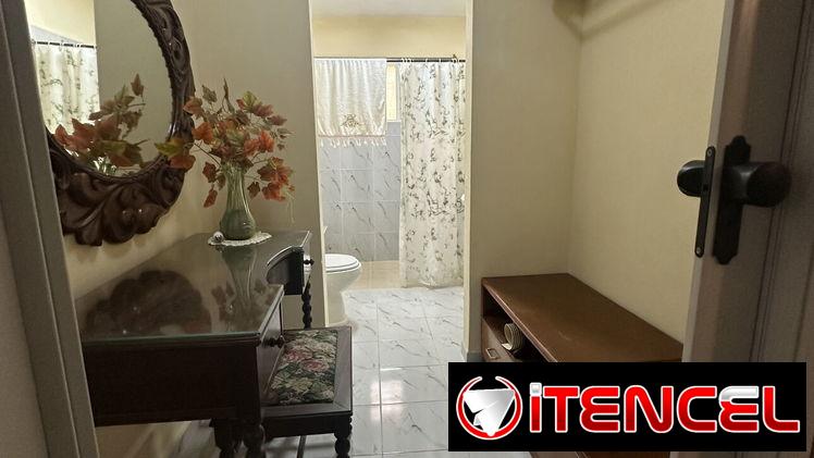 Venta de  casa independiente en la entrada de Santiago de Las Vegas, Avenida principal, Boyeros