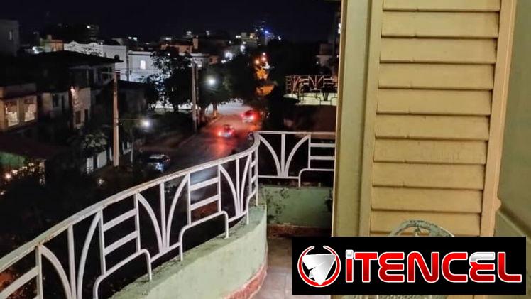 Amplio  apto esquinero vedado