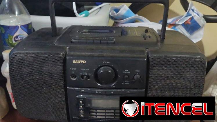 Radio-grabadora-reproductor de disco y cassette