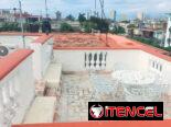 Venta o permuta.Casa amplia en 21 y C, Vedado – 2 cuartos + terraza con vista única