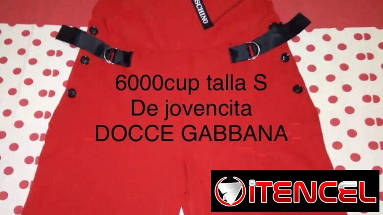 Mono pantalón color  rojo DOCCE GABBNA talla S de mujer y pitusa  azul claro  de  mujer talla 32.