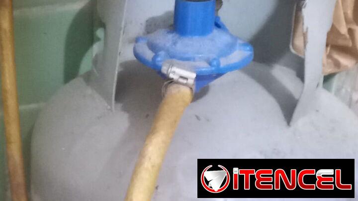 A la venta cilindro de gas vacio con su regulador