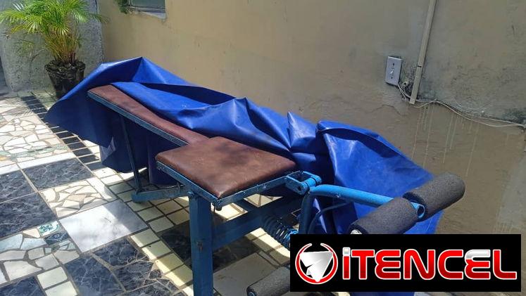 Se vende predicador con algunos discos de hacer pesa y aparato para glúteos y muslo en 400 usd el combo completo int al