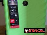 Maletas de viaje de 10 kg con candado numérico. También tiene puertos de carga y cables para cargar el celular