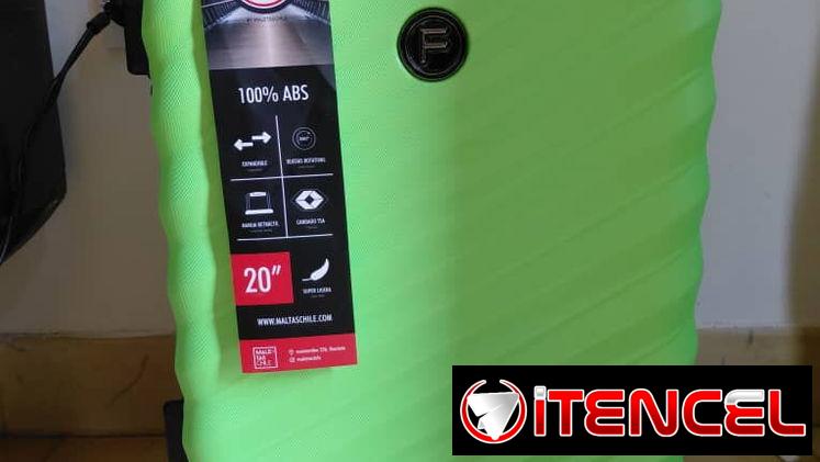 Maletas de viaje de 10 kg con candado numérico. También tiene puertos de carga y cables para cargar el celular