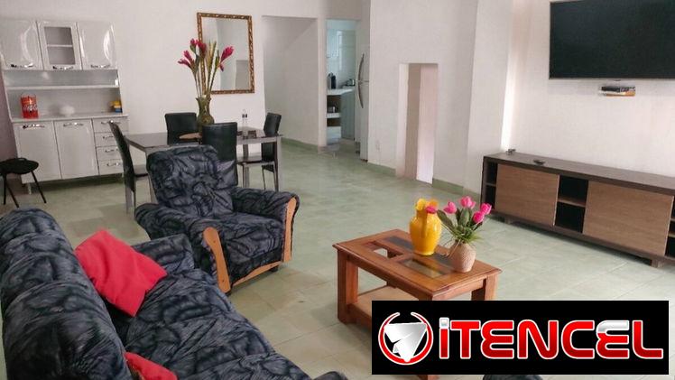Alquiler Playa. Casa en bajos de biplanta con portal, garage y 3 cuartos. Cerca del FrutiCuba de Playa. Se admiten niños