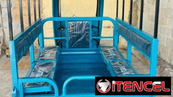 Triciclo eléctrico con cavina