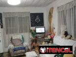 Se vende apto de 1/4 en primer piso de un biplanta con placa libre.