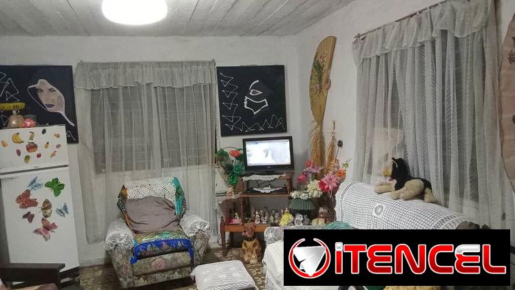 Se vende apto de 1/4 en primer piso de un biplanta con placa libre.