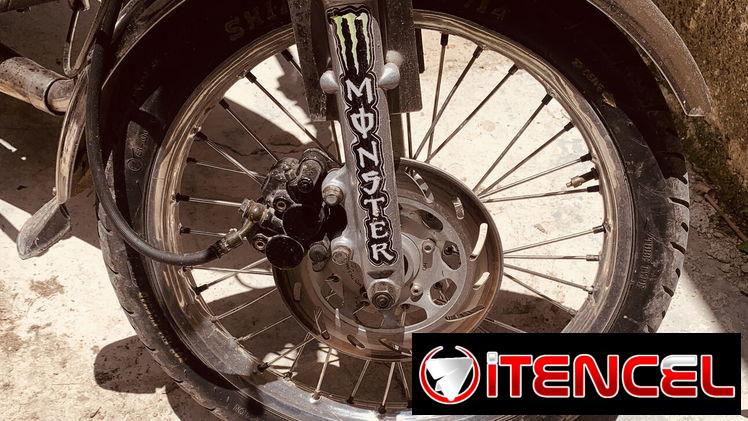 Moto ax100 con unidad de karpaty de villa clara