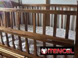 Cuna de madera con accesorios