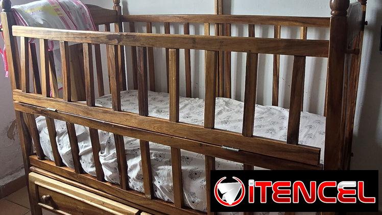 Cuna de madera con accesorios