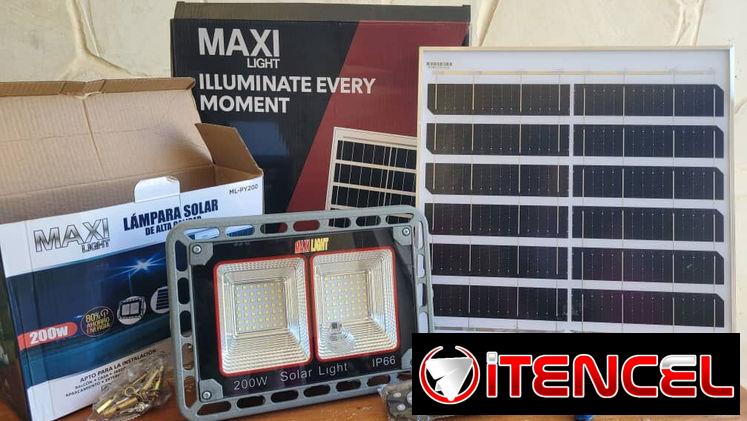 🔆 Reflector Solar LED 200W Maxi Light  Luz Blanca fría, potente y confiable para exteriores.