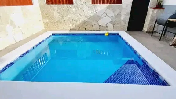 🏊🏻‍♀️ Casa de Renta en Guanabo con piscina. A 1 cuadra de la playa solamente. Tiene 3 habitaciones para 10 personas