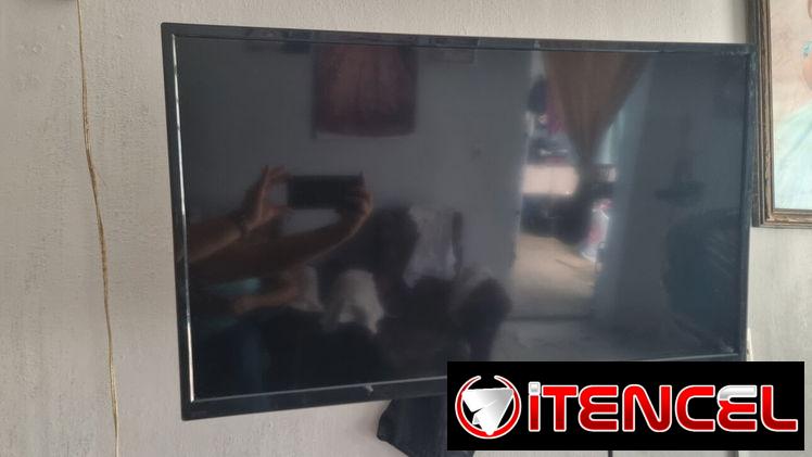 Vendo TV 32 pulgadas cajita incluida su mando y base de la pared