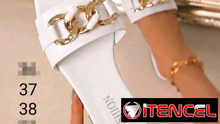 Zandalias blancas con adornos de aros