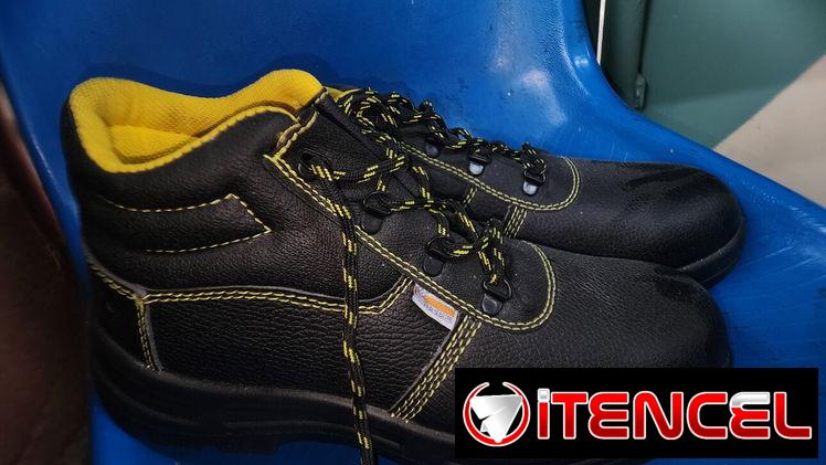 Botas de hombre de trabajo en 8000 cup, llamar o escribir al 56405434, tengo domicilio en de Boyeros Altura de la Habana