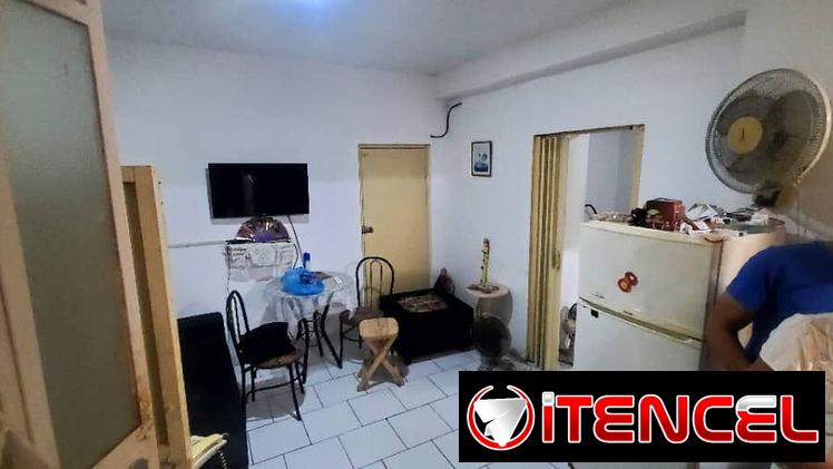 12500 usd vendo apartamento en el vedado es interior más q céntrico ubicado en 23 y G es en bajos de 1/4 con vestidor (q