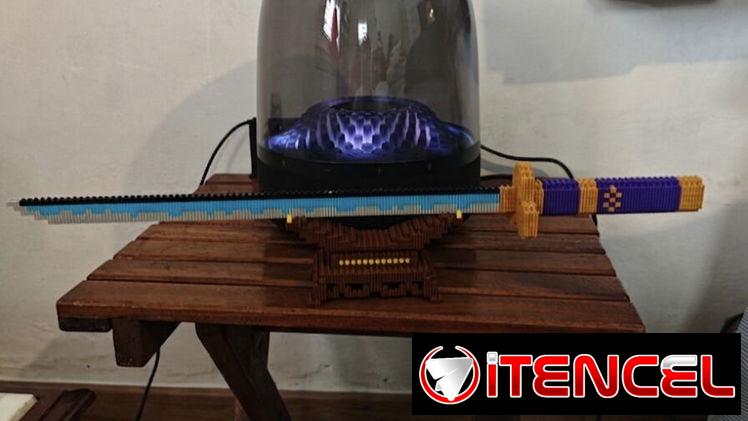 Figura decorativa Katana Lego con su base