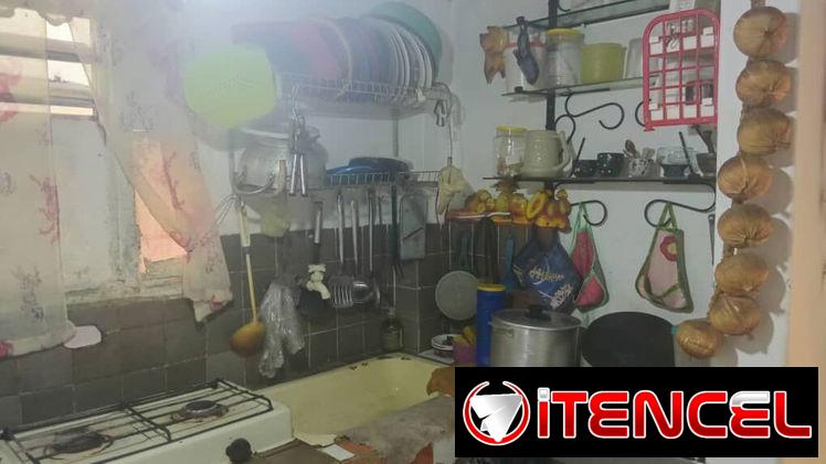 Se vende apto de 1/4 en primer piso de un biplanta con placa libre.