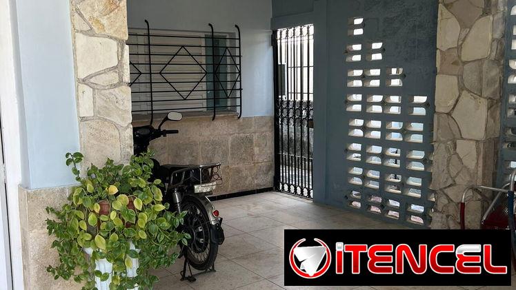 Venta de bajos de biplanta amplio en avenida Santa Amalia