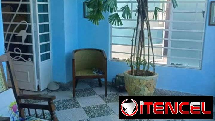 Hermosísima casa de tres plantas en el Sevillano, cercana a 10 de Octubre y a la Ave Acosta!!!