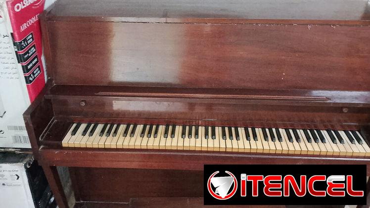 Piano vertical marca Bentley