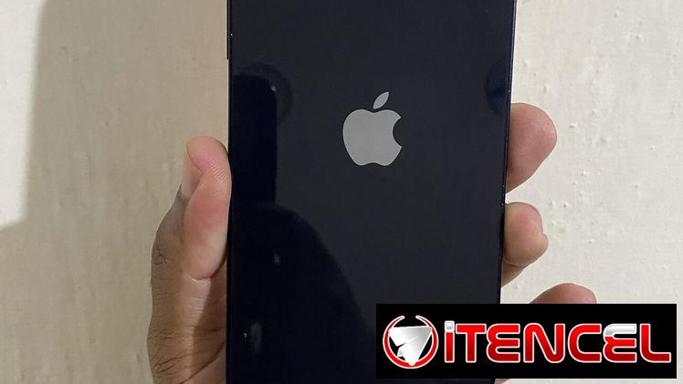 iPhone 12 negro con cuenta de iCloud