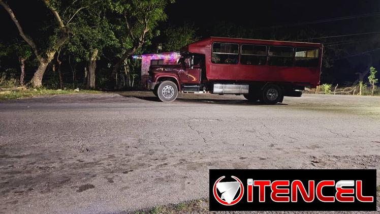 Camión Ford 52 de carga y pasaje en venta