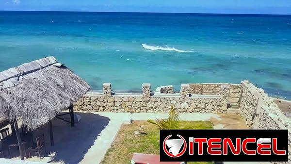 Right next to the sea. Despierta con los pies en el agua.