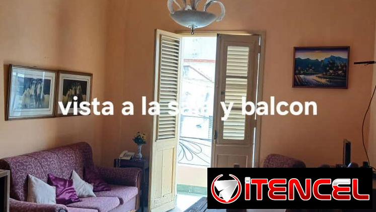 Se vende apartamento en Santo Suárez, ubicado en un primer piso con balcón a la calle