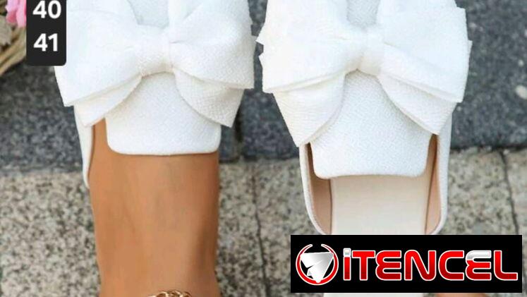 Zapatos blancos y sandalias blancas