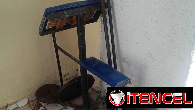 Se vende predicador con algunos discos de hacer pesa y aparato para glúteos y muslo en 400 usd el combo completo int al